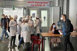 «Організація чудова, комунікація, як завжди...». Експерт розкритикував центр масової вакцинації у Києві 