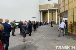 Новые центры вакцинации в Киеве и Львове: сколько людей привили за выходные