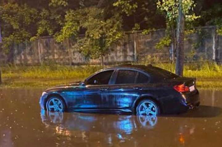 Наслідки зливи в Києві: автівки не могли рухатись річками на дорогах (фото)