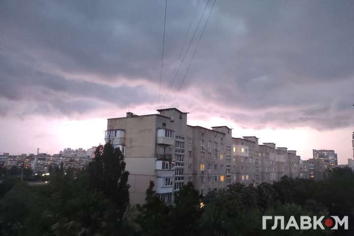 Оголошено штормове попередження: потужні дощі затоплюватимуть Україну три дні поспіль