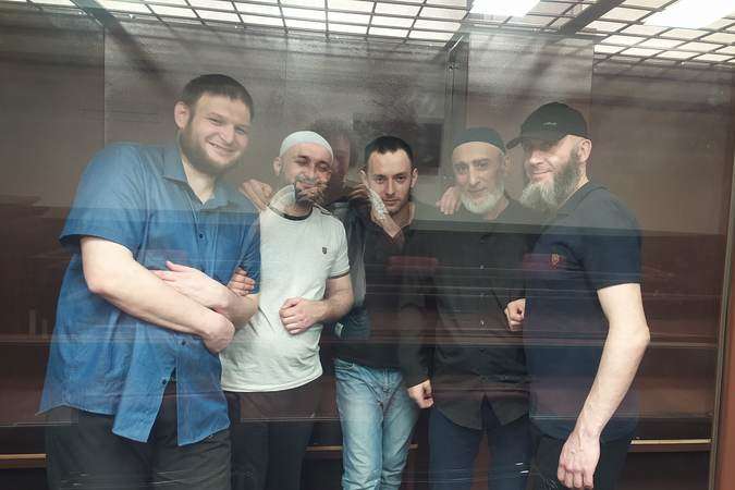 Суд у Росії залишив п'ятьох кримських татар під вартою