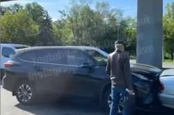 Перед мостом Метро сталася потрійна ДТП. На дорозі величезний затор (відео)