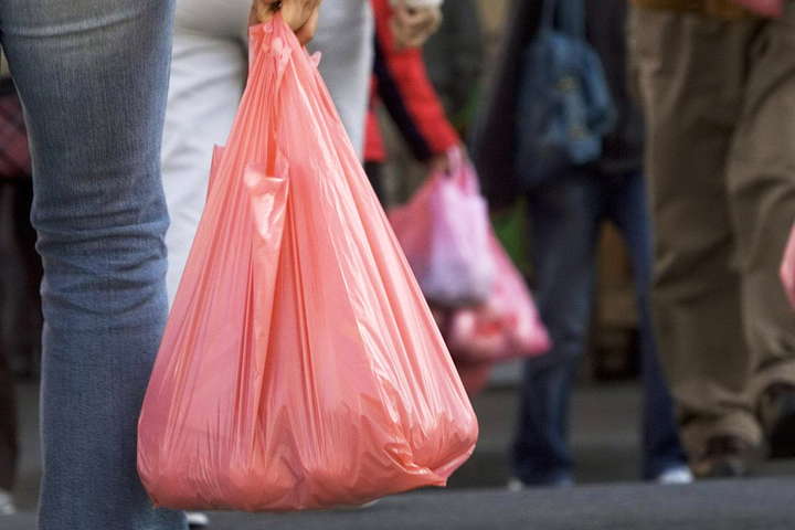 Верховна Рада заборонила пластикові пакети: що зміниться