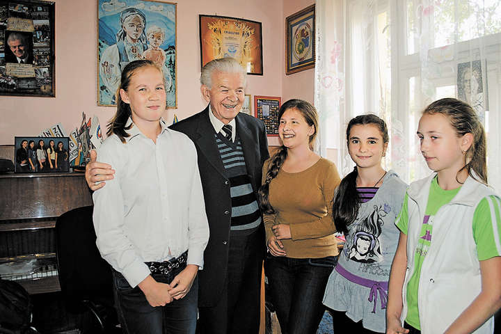 Помер легендарний український педагог, який 60 років присвятив дітям