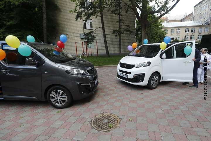 Кличко вручив нові автівки будинкам сімейного типу (фото)