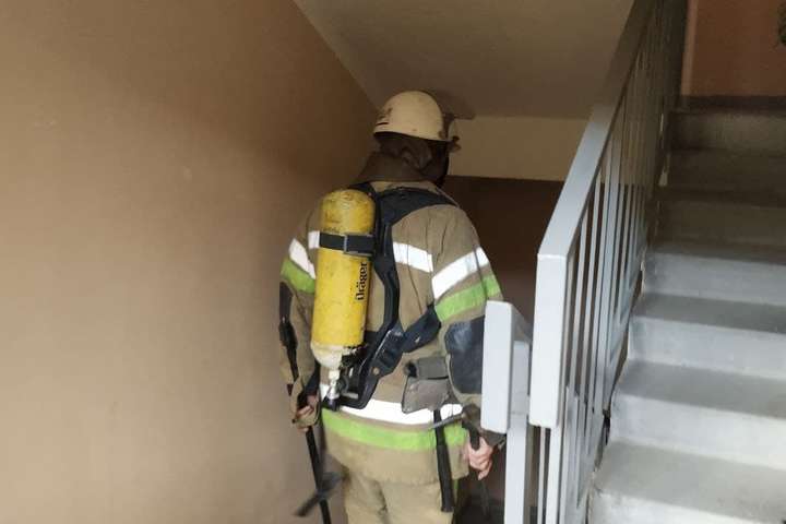 Під час ліквідації пожежі в будинку в Києві рятувальники виявили тіло жінки 