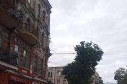 На столичному Подолі горів балкон історичної будівлі (фото)