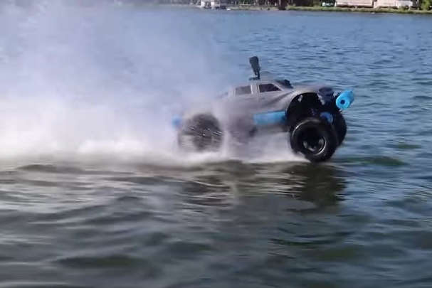 Американець показав машину, яка може їздити по воді