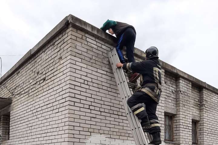 На Київщині рятувальники зняли дитину з даху будівлі