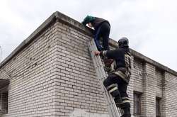 Рятувальники за допомогою драбини спустили дитину з будівлі