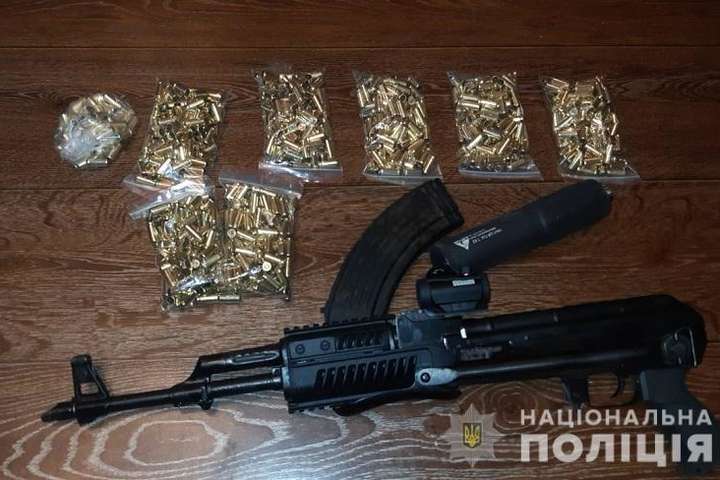 Поліція вилучила у киянина автомат Калашникова і сотні набоїв (фото)
