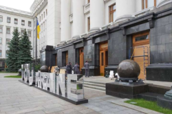 Новые двери в Офисе Зеленского установили спустя 73 дня после погрома (видео)