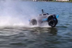 Американец показал машину, которая может ездить по воде