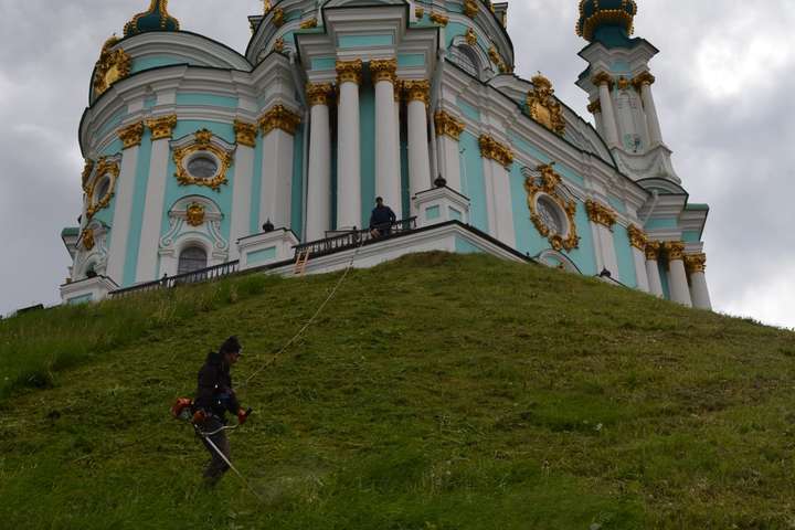 Газони біля Андріївської церкви косять «альпіністи» (фото)
