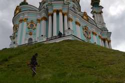 Газони біля Андріївської церкви косять «альпіністи» (фото)