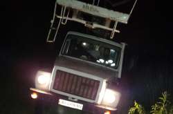 Рятувальники серед ночі витягували з пастки вантажівку енергокомпанії