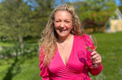 Журналистка делала репортаж о вечеринке свингеров, но слишком увлеклась происходящим (видео)