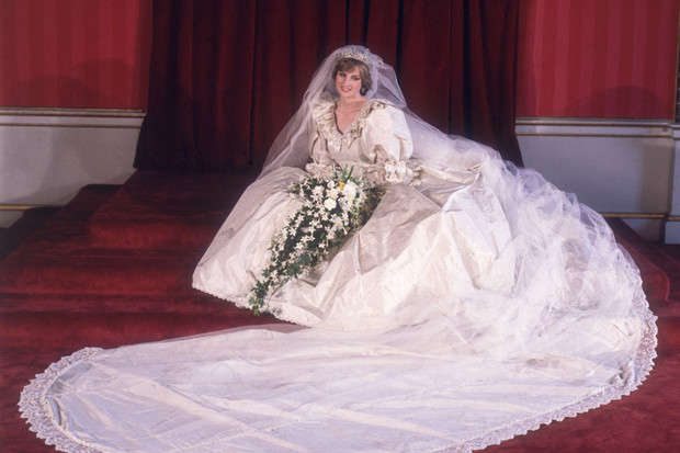Весільну сукню принцеси Діани вперше за 25 років показали публіці (відео, фото)