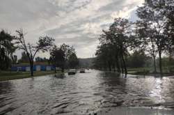 Фото: - У Маріуполі всю ніч йшов проливний дощ, заливаючи будинку і вулиці тоннами води у всіх районах міста