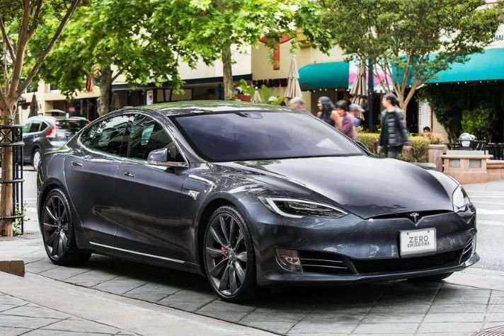 Електромобілі Tesla дорожчають. Маск пояснив чому
