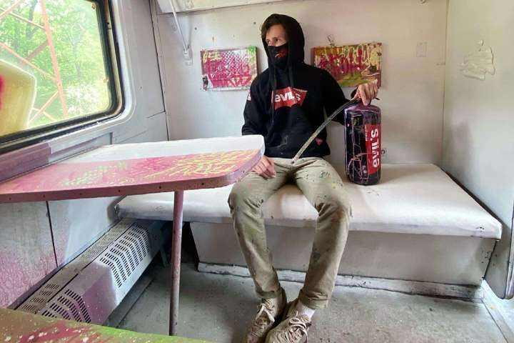 Художник з Дніпра перетворив вагон потяга на мистецьке диво (фото)
