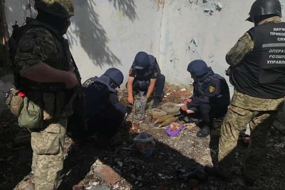 На Донбасі виявили замаскований тайник із боєприпасами