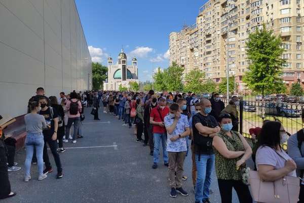 Кілька тисяч людей – до центру масової вакцинації у Києві вишикувалися довжелезні черги 