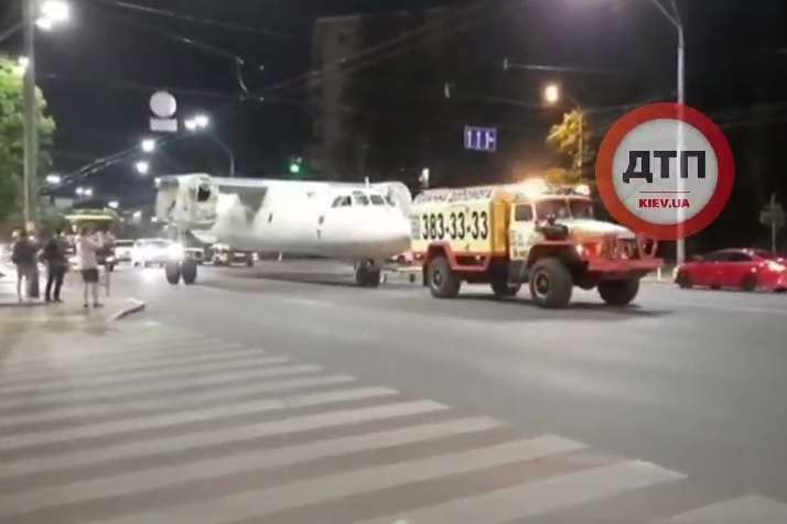 «Не там припаркувався» – вулицями Києва провезли літак 