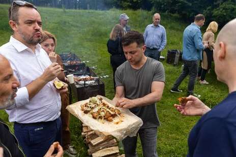 «Шашлики Зеленського»: пікнік для журналістів висміяли в мережі (фото)