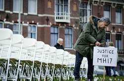  Навпроти посольства Росії у Гаазі встановили 298 пустих білих стільців 