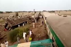 У Пакистані зіштовхнулися два потяги: 30 загиблих
