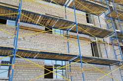 Чоловік упав із риштувань на будівництві