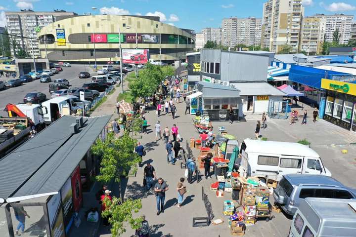 Комунальники знесли стихійний ринок біля метро «Героїв Дніпра» (фото)