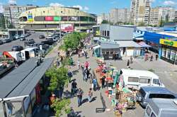 Комунальники знесли стихійний ринок біля метро «Героїв Дніпра» (фото)