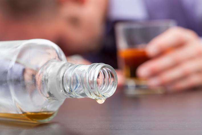 В Україні випиває 57% жінок. Оприлюднено нові дані про алкоголь та куріння