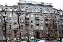 Квартира, що привласнили шахраї, розташована у будинку на вул. Дарвіна у Печерському районі 