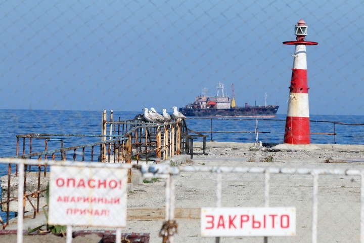 Страшні та обдерті: оприлюднено фото причалів в окупованому Криму