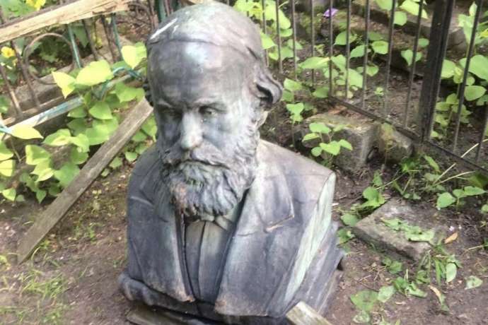 Вандали розтрощили могилу та хотіли вкрасти бюст видатного українського вченого