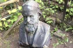 На території Байкового кладовища зловмисники відламали латунний бюст з могили діяча українського національного відродження Олександра Кістяківського та намагались його викрасти