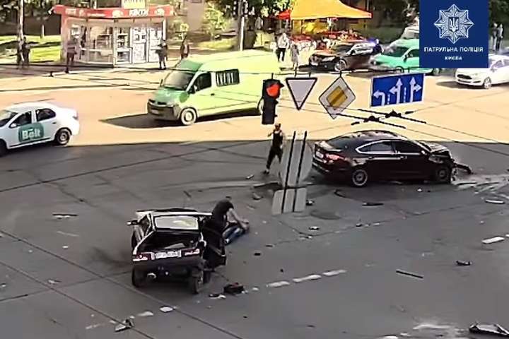 У Києві під час ДТП пасажир випав на дорогу (відео)