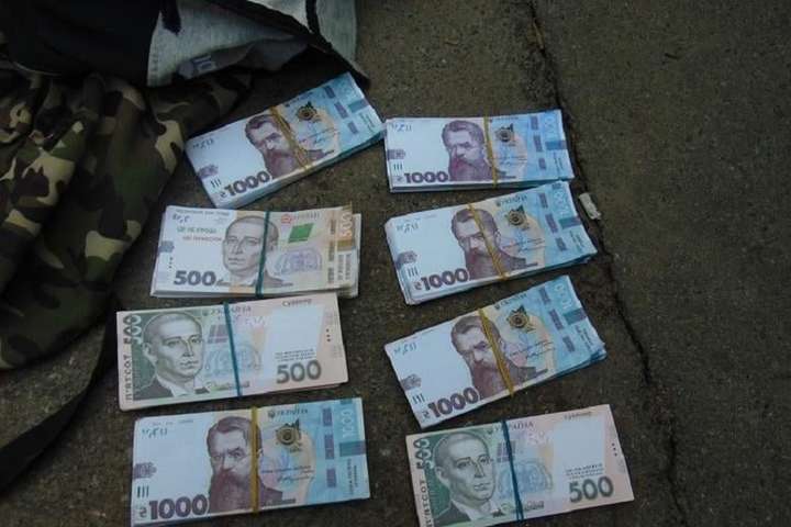 Обмін «за вигідним курсом». Молодик викрав $20 тис., вручивши чоловіку сувенірні гроші (фото)
