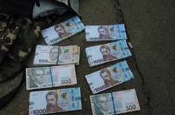 Обмін «за вигідним курсом». Молодик викрав $20 тис., вручивши чоловіку сувенірні гроші (фото)