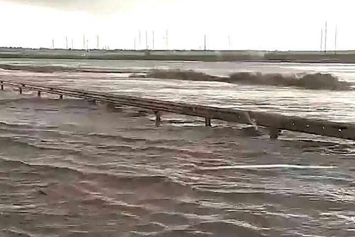 Кримську трасу «Таврида» затопили дощі (відео)