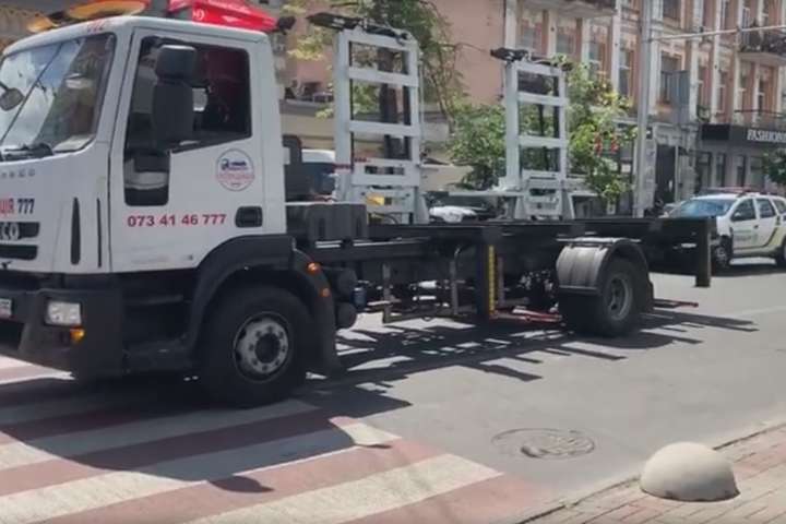 Різанина в центрі Києва: «герой парковки» вдарив ножем водія евакуатора (відео)