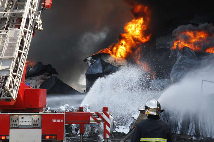 Сьогодні шоста річниця масштабної пожежі на нафтобазі під Києвом. Україна згадує трагічні події (фото, відео)