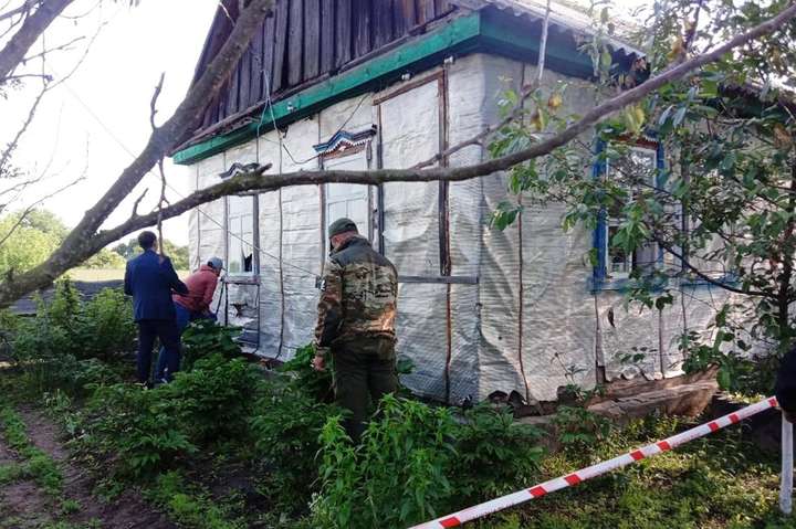 Моторошне вбивство на Житомирщині: невідомий розстріляв через вікно подружжя