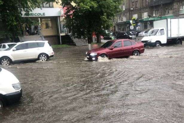 Потужна гроза накрила Харків. Вулицями «плавають» авто (фото, відео)