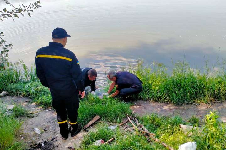 З озера на Святошині рятувальники дістали тіло чоловіка