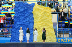 Как «Женский квартал» исполнил гимн Украины на стадионе (видео)