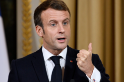 Пощечину президенту: Макрона ударили во время поездки по стране (видео)